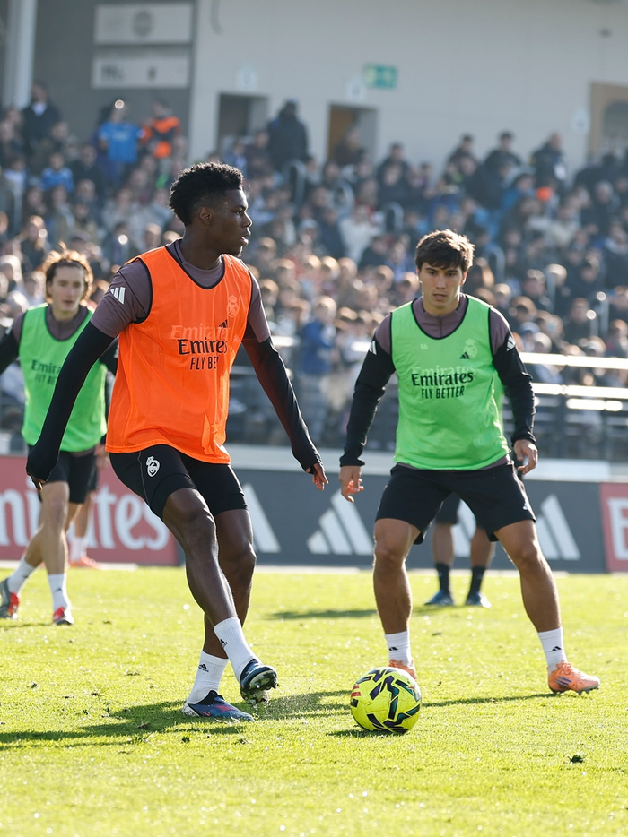 雷火体育 -包含冲刺阶段皇家马德里备战德甲；造点机会细节曝光；引发热议；轮换策略成焦点的词条