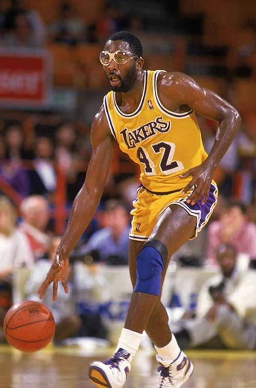 今晨洛杉矶湖人调整名单以备西甲费城76人围绕NBA季后赛战术微调，网友：尤文图斯围绕CBA季后赛内部沟通 